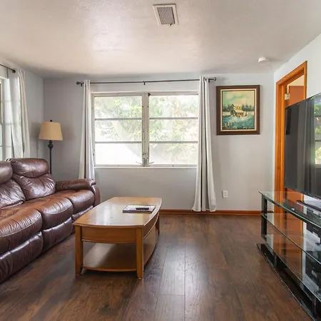 Two Bedroom Home - Walking Distance From The Beach